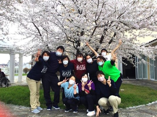 桜の下のスタッフ  