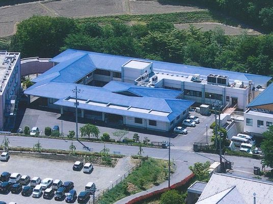 青い屋根の施設外観  