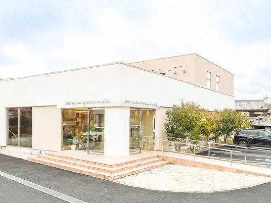 明るい外観の建物  