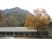 山を望む建物外観  