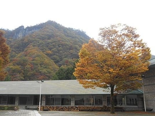 山を望む建物外観  