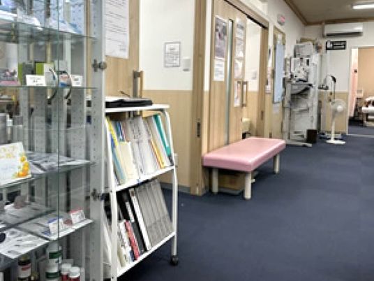 廊下の掲示棚  