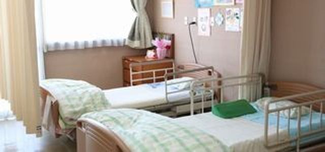 静かで快適な居室 居室 陽光が差し込み、明るく心地よい空間です。ベッドが並んだ居室は、落ち着きとくつろぎを提供します。