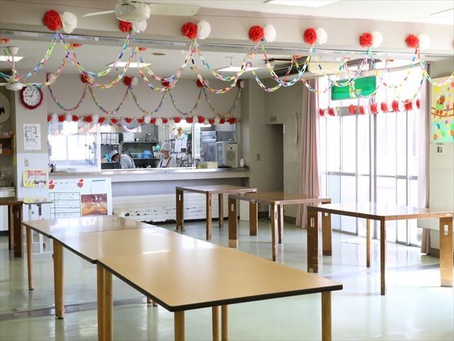 明るい室内の食堂 食堂 自然光が差し込む広々とした空間で、明るい雰囲気のもと、お食事を楽しめます。