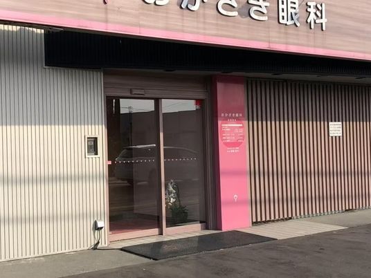 クリニックの出入口  