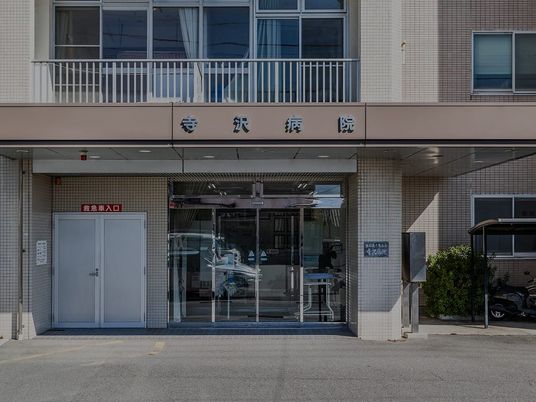 病院の正面玄関  