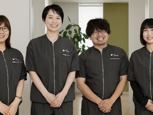 笑顔のスタッフが並ぶ廊下  