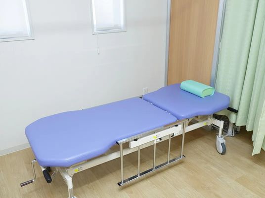 機能訓練用ベッドのある部屋  