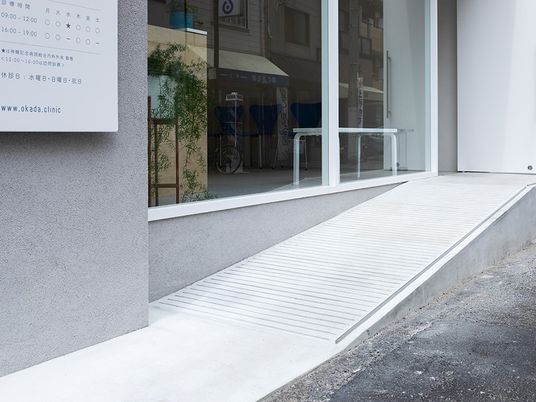 外観のスロープ  