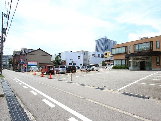 建物と駐車場の外観  