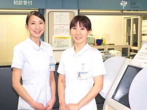 受付に立つ職員2人と会計窓口  