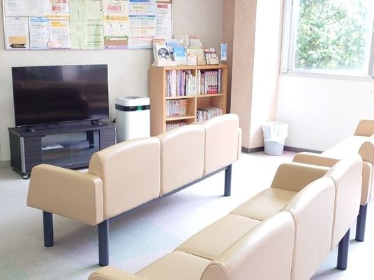 明るいリビングのテレビ前  