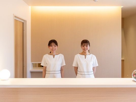 受付に立つスタッフ2人  