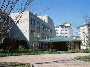 建物外観と植栽のある庭  