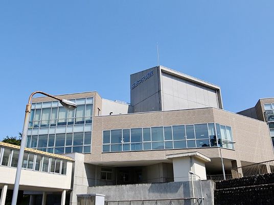 明るい建物外観  