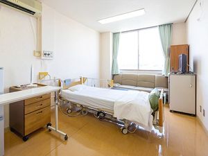 明るい居室のベッド