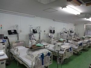 機能訓練室の機器が並ぶ室内  