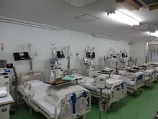 機能訓練室の機器が並ぶ室内  