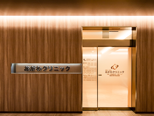 クリニックの出入口  