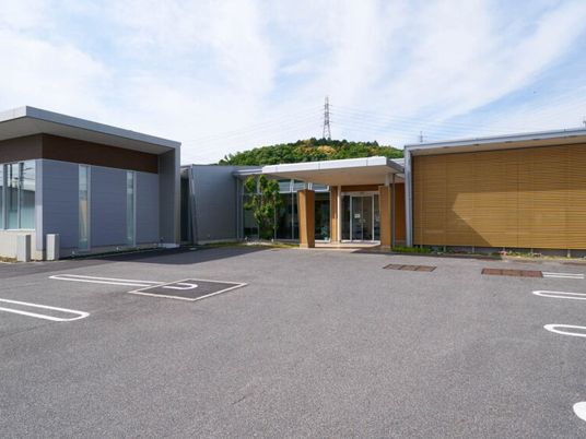 広い駐車場の外観  