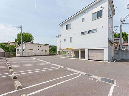 外観の建物と駐車場  