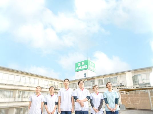 スタッフの集合写真 外観  