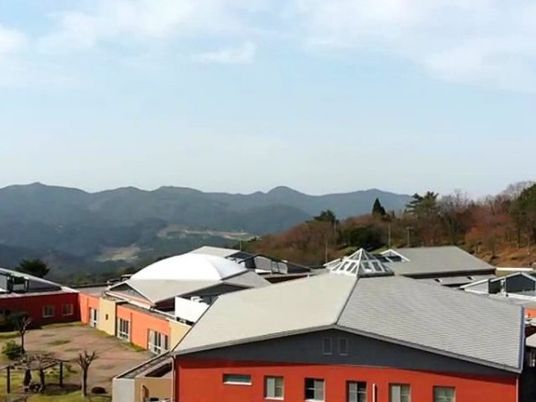 山並み望む外観  