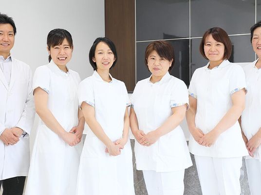 白衣のスタッフ集合  