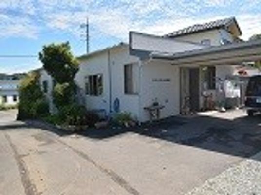 落ち着いた外観の建物