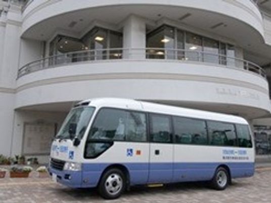送迎バスと建物外観  
