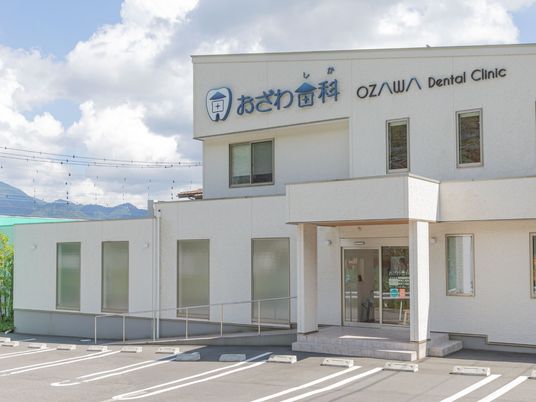 白い建物の外観  