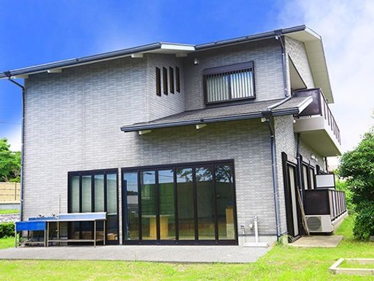 明るい外観の建物  