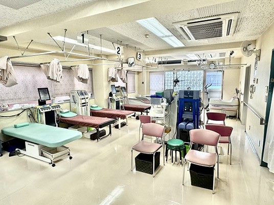 機能訓練室の明るい室内  