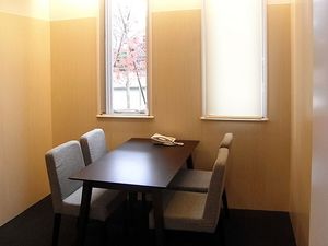 明るい個室の会食室  