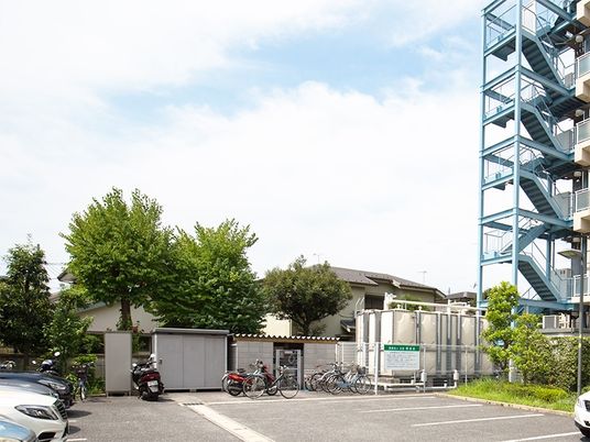 建物外観と駐車場  