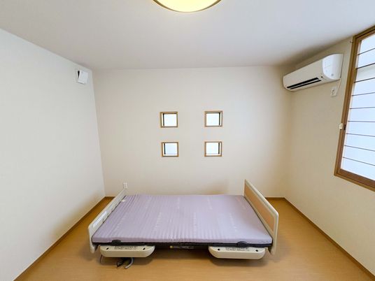 窓とベッドの居室