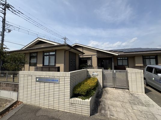 庭のある建物外観