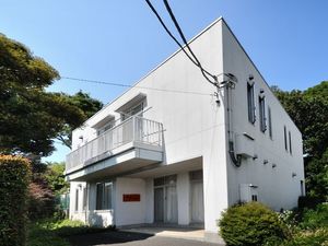 白い建物の外観  