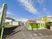 緑色の建物の外観  