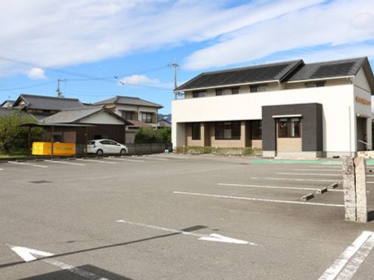 建物と駐車場の外観  
