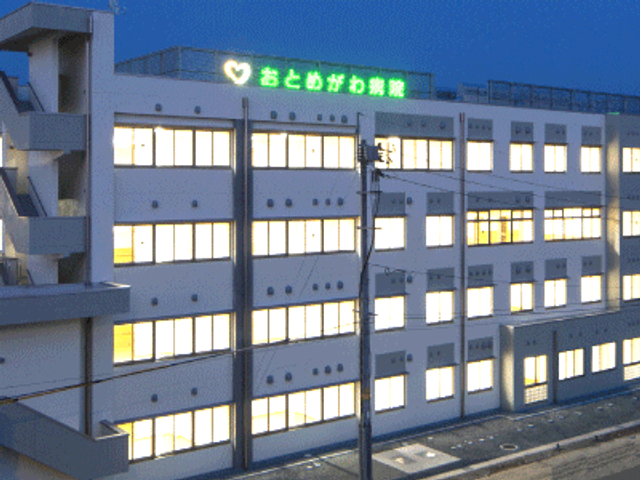 夜の施設外観 外観   夜に窓の明かりが並ぶ外観です。上部の看板が目を引き、落ち着いた雰囲気が伝わります。