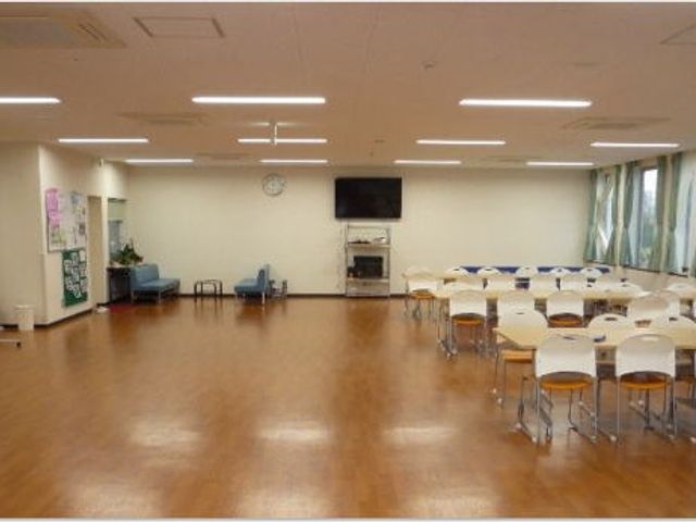 広い食堂の室内  