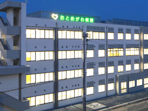 夜の施設外観  