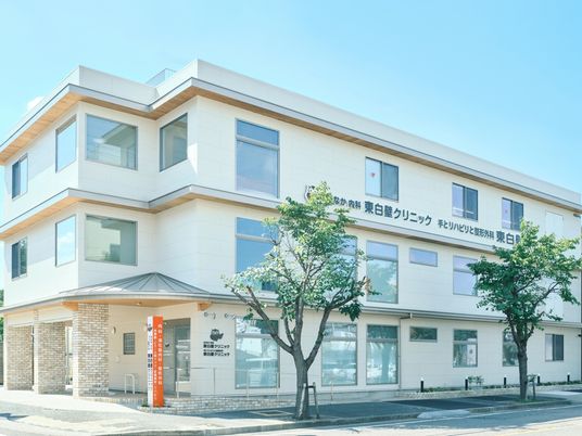 明るい外観の建物外観  