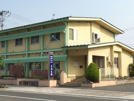明るい外観の施設入口  