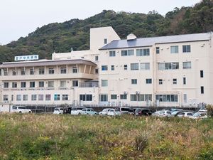 病院前の建物外観  