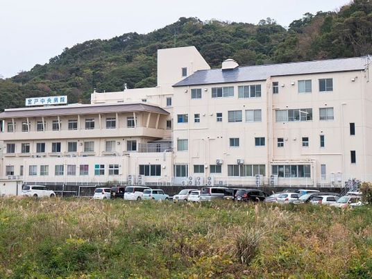 病院前の建物外観  