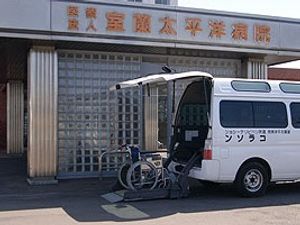 送迎車と車いすの外観  