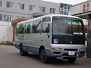 送迎車が停まる外観  