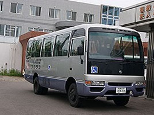 送迎車が停まる外観  